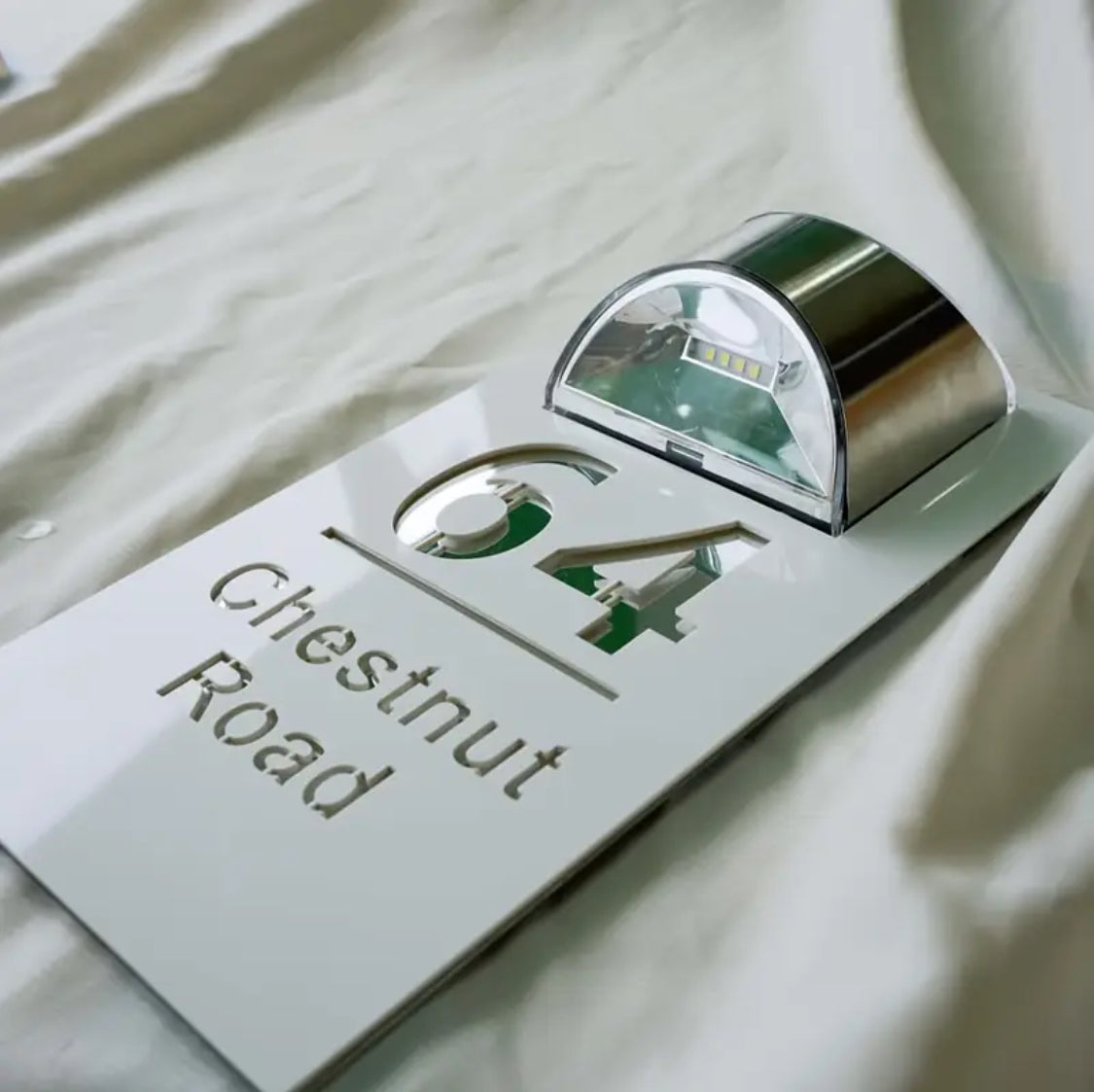 لافتة باب أكريليك مزدوجة الطبقات تعمل بالطاقة الشمسية – تصميم ذهبي وفضي مخصص