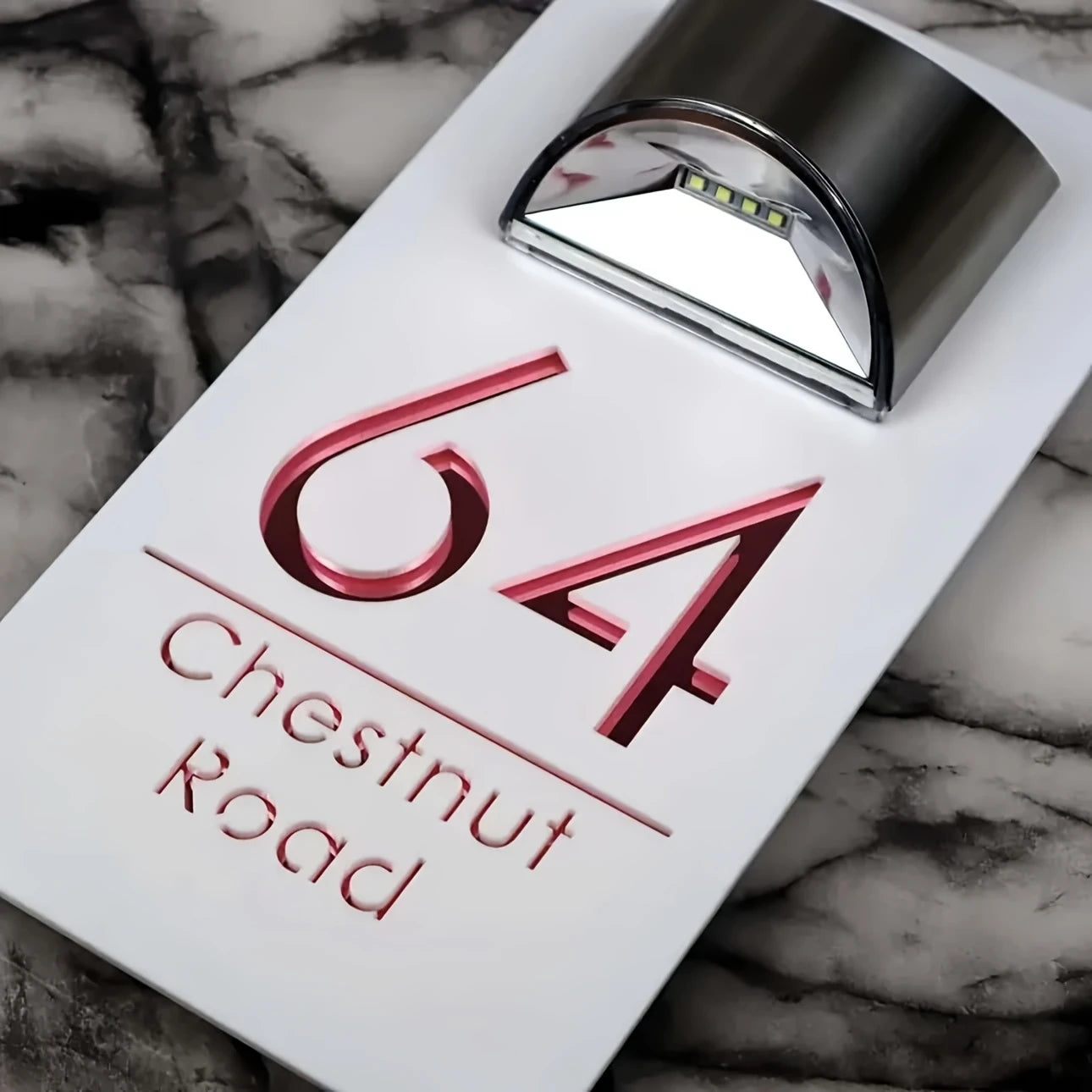 لافتة باب أكريليك مزدوجة الطبقات تعمل بالطاقة الشمسية – تصميم ذهبي وفضي مخصص