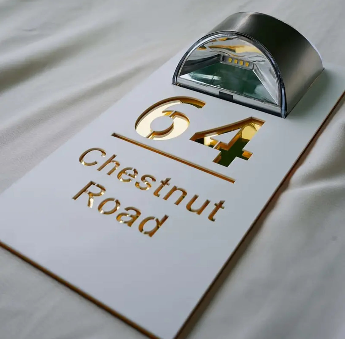 لافتة باب أكريليك مزدوجة الطبقات تعمل بالطاقة الشمسية – تصميم ذهبي وفضي مخصص