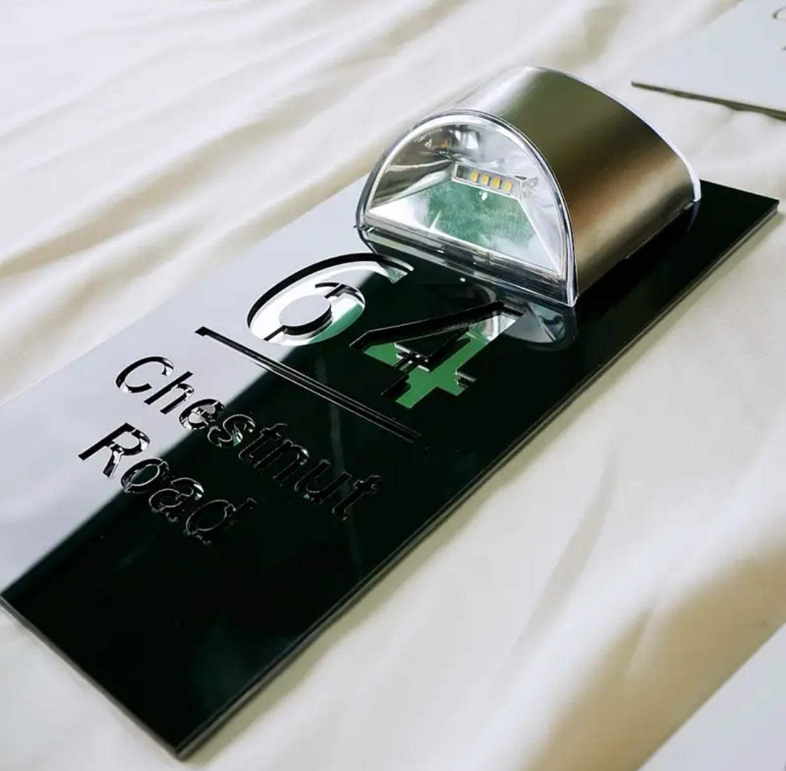 لافتة باب أكريليك مزدوجة الطبقات تعمل بالطاقة الشمسية – تصميم ذهبي وفضي مخصص