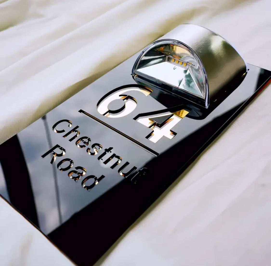 لافتة باب أكريليك مزدوجة الطبقات تعمل بالطاقة الشمسية – تصميم ذهبي وفضي مخصص