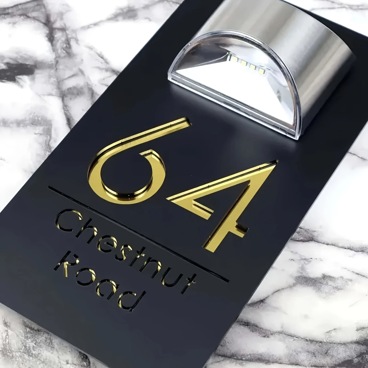 لافتة باب أكريليك مزدوجة الطبقات تعمل بالطاقة الشمسية – تصميم ذهبي وفضي مخصص